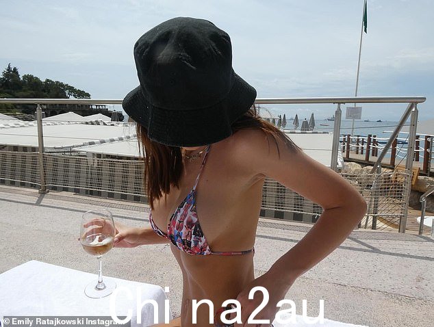 她佩戴了一条写着儿子西尔维斯特名字的金项链,食指上戴着一枚闪亮的戒指