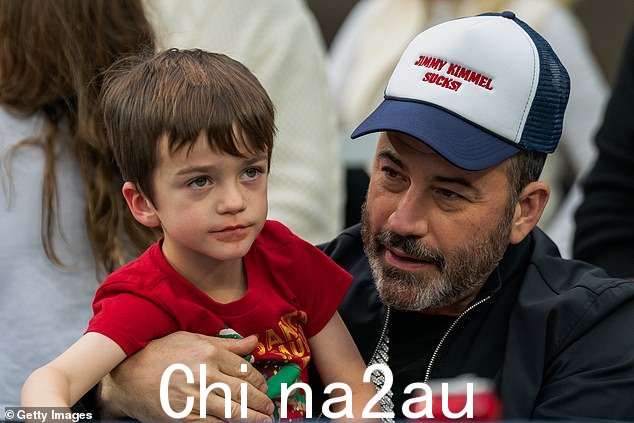 Kimmel 称赞他的儿子比利是“最艰难(也是最有趣)的 7 岁-老我们知道';他们于 2022 年 12 月在洛杉矶合影