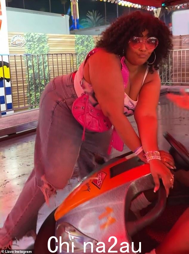 '我想挂在窗外。我想在车顶上扭臀,”Lizzo 在剪辑中唱道