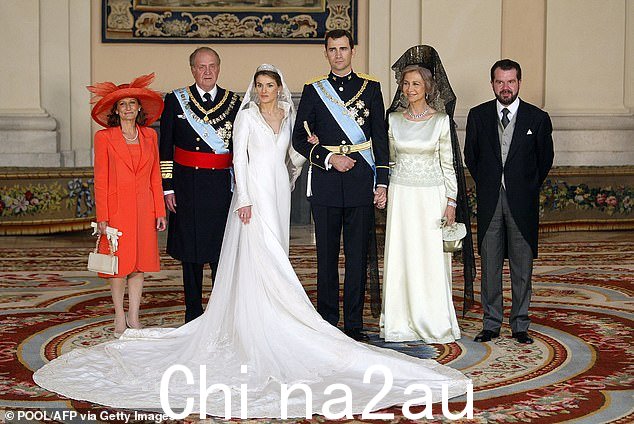 图:费利佩国王和莱蒂齐亚王后及其父母在 2004 年 5 月夫妇的婚礼上