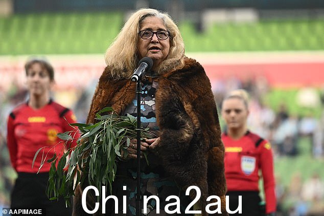 Aunty Joy Murphy Wandin 在 5 月 4 日墨尔本和悉尼之间的 A 联赛女子总决赛中表演欢迎来到国家