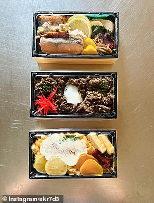 街角商店出售便当盒、饭团、软冰淇淋和一系列饮料