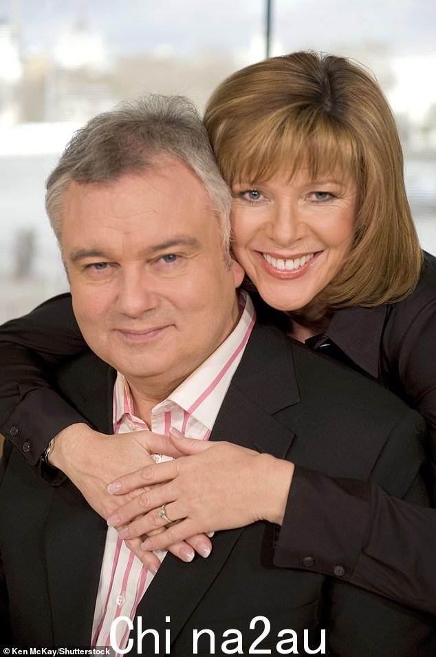 Eamonn 和 Ruth 在最近几个月被问及时否认他们的关系有任何问题,尽管这对夫妇的朋友说婚姻已经结束一年了(2009 年拍摄)