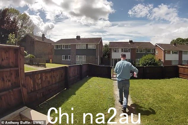 布芬先生当时在家,在听到他家前面的沙沙声后,被提示观看门铃摄像头的镜头