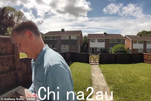 一名保守党活动家因摘取工党传单而被捕,该传单此前是由竞争对手的活动人士投递的