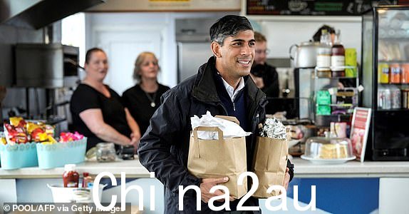 英国首相2024 年 5 月 29 日,部长兼保守党领袖里希·苏纳克 (Rishi Sunak) 抵达英格兰西南部的一个火车站,为参加一天的保守党大选竞选活动的旅行媒体购买早餐。(摄影:Alastair Grant / POOL / 法新社)(照片由 ALASTAIR GRANT/POOL/AFP via Getty Images 提供)
