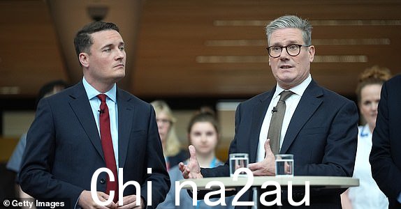 英国伍斯特 - 5 月 29 日:工党领袖凯尔·斯塔默 (Keir Starmer) 和影子卫生部长韦斯·斯特里廷 (Wes Streeting) 出席 2024 年 5 月 29 日在英国伍斯特三县医学院举行的竞选活动。这位工党领袖和影子卫生部长会见了那些被困在等待治疗名单上的患者,并公布了工党的愿景,即通过在第一年额外进行 200 万次手术、扫描和预约来减少 NHS 的积压。 (Christopher Furlong/Getty Images 摄)