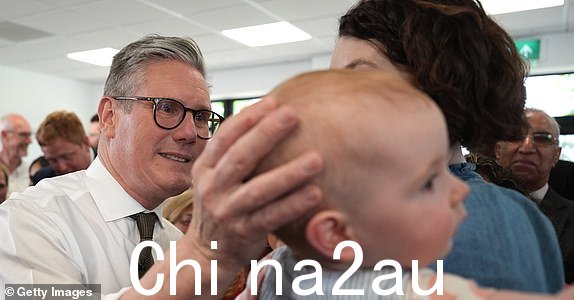 WORCESTER英国 - 5 月 29 日:工党领袖凯尔·斯塔默 (Keir Starmer) 于 2024 年 5 月 29 日在英国伍斯特市足球俱乐部举行的竞选活动中会见支持者。这位工党领袖和影子卫生部长会见了那些被困在等待治疗名单上的患者,并公布了工党的愿景,即通过在第一年额外进行 200 万次手术、扫描和预约来减少 NHS 的积压。 (克里斯托弗·弗隆/盖蒂图片社摄)