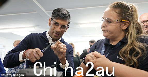 LISKEARD,英国 - 5 月 29 日:英国首相 Rishi Sunak 拼接光纤电缆2024 年 5 月 29 日,在英格兰西南部利斯卡德的 Wildanet 技术培训学院举行的保守党大选活动中,与现场服务工程师学徒 Kiri James 在一起。里希·苏纳克上周宣布,英国大选将于 7 月 4 日举行,开启为期 6 周的竞选活动。 (摄影:Alastair Grant - WPA Pool/Getty Images)