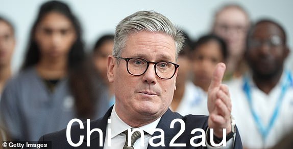 伍斯特,英国 - 5 月 29 日:2024 年 5 月 29 日,工党领袖凯尔·斯塔默 (Keir Starmer) 与影子卫生大臣韦斯·斯特里廷 (Wes Streeting) 在英国伍斯特三郡医学院出席竞选活动。工党领袖和影子卫生大臣会见了患者。他们提出了工党的愿景,即通过在第一年额外进行 200 万次手术、扫描和预约来减少 NHS 的积压。 (克里斯托弗·弗隆/盖蒂图片社摄)