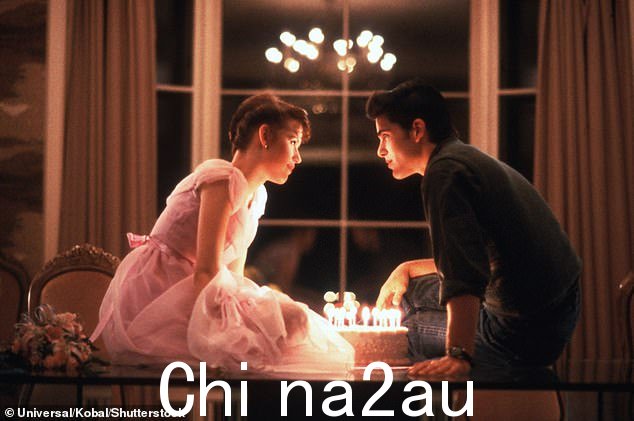 '当我在好莱坞时,我从来没有真正感觉到自己是某个社区的一部分,只是因为我太年轻了,真的,'这位前青少年偶像说。 “我不喜欢去俱乐部。我觉得我更s现在比我当时更社交。我太年轻了'(见《十六支蜡烛》)