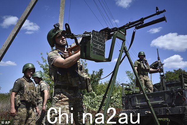 她指责美国卷入俄罗斯入侵乌克兰等某些海外冲突,从而产生了超级英雄情结。图为:乌克兰军人机动防空部队
