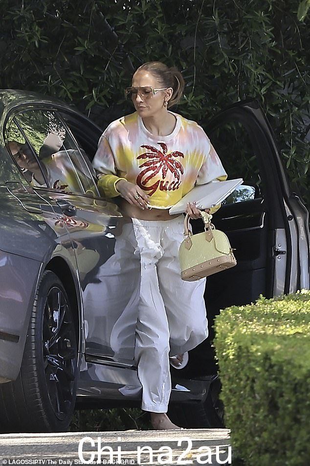 洛佩兹住在价值 6000 万美元的 Bel Air 豪宅中,而阿弗莱克据说住在月租 10 万美元的房屋中,距离前加纳的布伦特伍德房子只有很短的车程