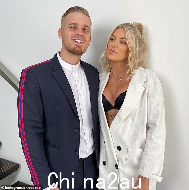 Szepanowski 女士是影响者 Chloe Szepanowski(右)的妹妹,后者通过与 YouTuber Mitch Orval(左)的关系成为 Orval 家族的成员。 塞帕诺夫斯基家族和奥瓦尔家族没有参与布伦南先生涉嫌的犯罪活动。 Kate Szepanowski 只是在法庭上支持她的男友
