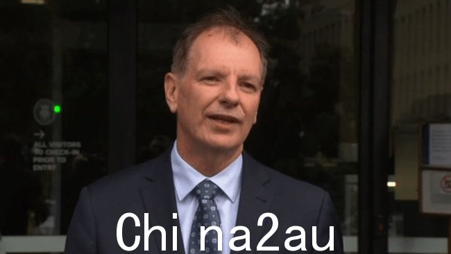 维多利亚州自由党议员 David Southwick 周四上午在议会大厦外与记者交谈。图片:澳大利亚天空新闻。