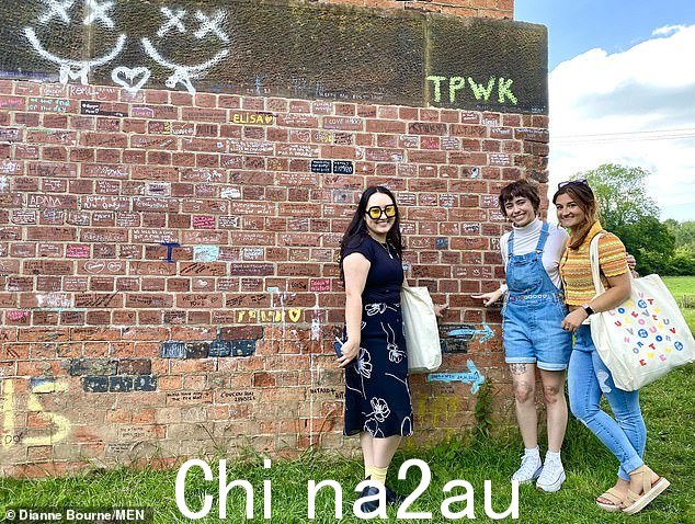 来自美国的忠实歌迷(如图)跨越池塘,参观塑造这位流行歌星成长经历的当地地标