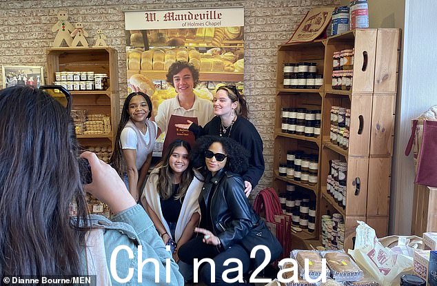 来自世界各地的数千名 Harry Styles 粉丝在 Harry Styles 成名之前就涌向他的工作地点:Mandeville 的面包店