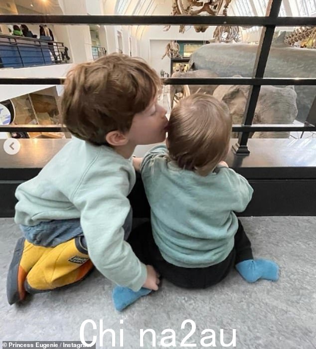 一张似乎是在自然历史博物馆拍摄的照片,显示奥古斯特三人依偎在他的弟弟身边并亲吻他