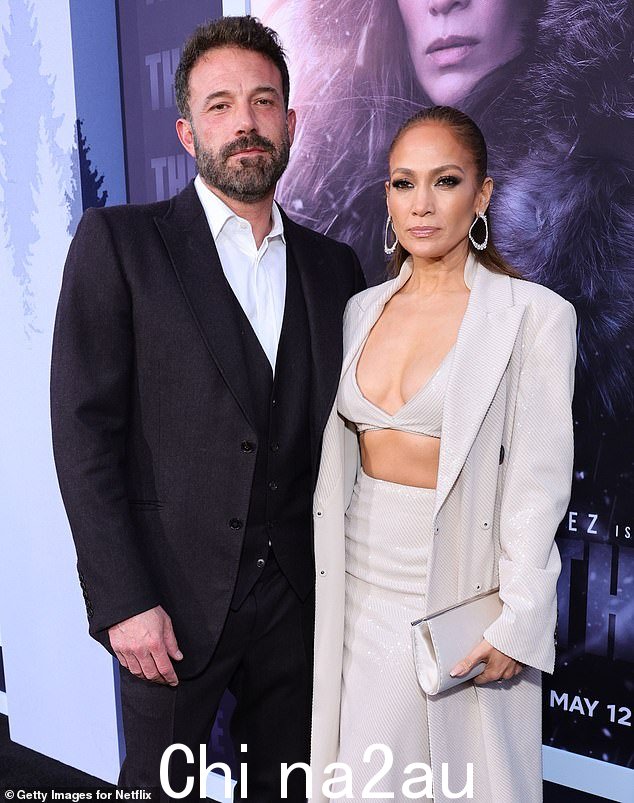 但是《UsWeekly》声称她和本·阿弗莱克 (Ben Affleck) 关系紧张,因为她做了相反的事:她工作太多。2023 年与本·阿弗莱克 (Ben Affleck) 一起出现