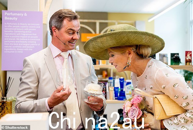 香水区域引起了 Maxima 的兴趣,她似乎很兴奋地闻到不同的香水
