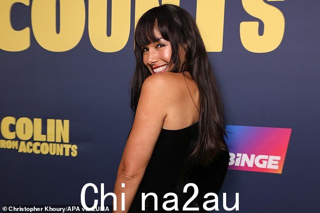 聚散离合明星穿着单肩黑色天鹅绒迷你连衣裙,在红地毯上微笑,展示了她健美的双腿