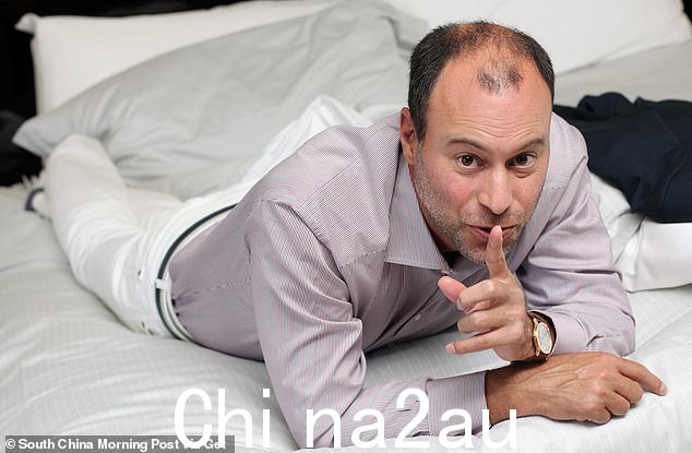 2007 年,首席执行官诺埃尔·比德曼 (Noel Biderman) 在美国脱口秀节目中发现作者推销她的书《有外遇?:他人手册》后,她联系了作者加入公司Woman