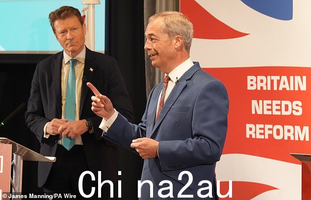 改革党名誉主席奈杰尔·法拉奇 (Nigel Farage) 与泰斯先生一起亮相,推出党的新政策