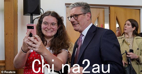英国反对党工党领袖凯尔·斯塔默 (Keir Starmer) 合影2024 年 5 月 30 日，英国威尔士阿伯加文尼举行的威尔士工党大选竞选活动中的一名支持者。REUTERS/Maja Smiejkowska