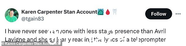 '我从来没有见过比艾薇儿更缺乏舞台表现力的人,她正在清楚地读提词器的歌词,'一位 X 用户写道