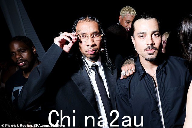 据报道,Tyga 留在 DJ 台旁,第六页的消息人士称,尽管附近有战斗,但他看起来“很冷静”;周四晚上早些时候,人们看到他在戛纳,爱德华兹在他身后