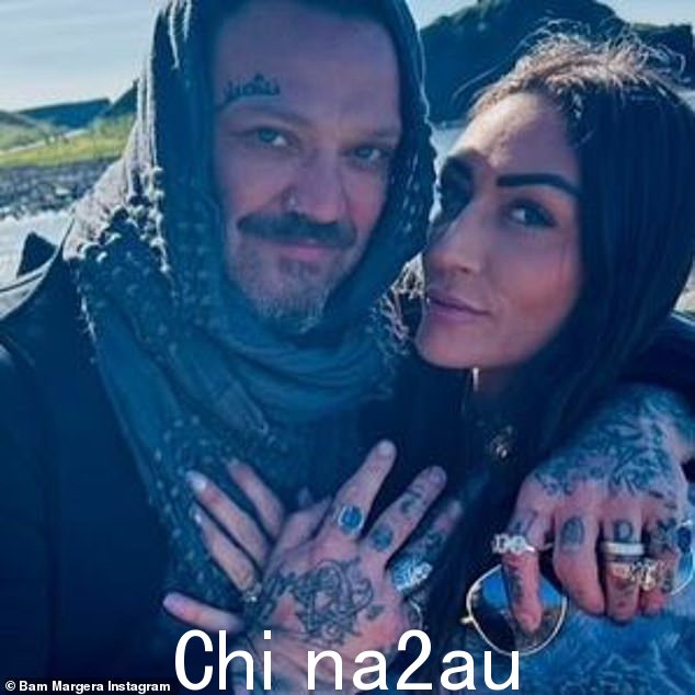 Bam 在英国巡演取消几周后与未婚妻丹尼·玛丽 (Danni Marie) 喜结连理