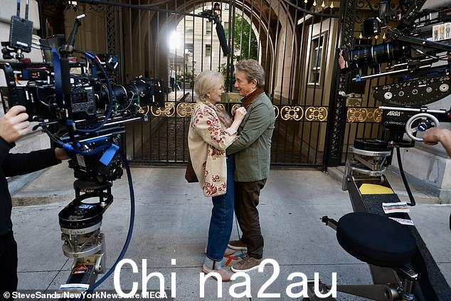 后来有人发现这位女演员与马丁·肖特一起拍摄场景,马丁·肖特在银幕上扮演她的恋人奥利弗·普特南