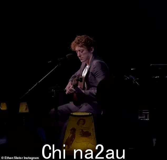 一位目击者周三告诉《美国太阳报》:“每个人都起身离开,或者等待向伊森打招呼,伊森随后与客人混在一起。演出结束后,阿丽亚娜和伊森没有互动因为他正在向他的粉丝打招呼,很明显她不想抢他的风头。她只是在那里支持他'