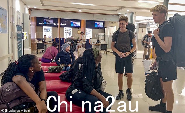 两对在从雅加达到龙目岛的旅程中多次相遇(如图),然后需要同时乘船前往海岸外的一个小岛