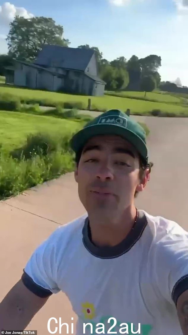 乔·乔纳斯 (Joe Jonas) 在周三发布的视频中调侃了一首新的独唱歌曲,视频中他骑着自行车穿过看似绿草如茵的农场乡村