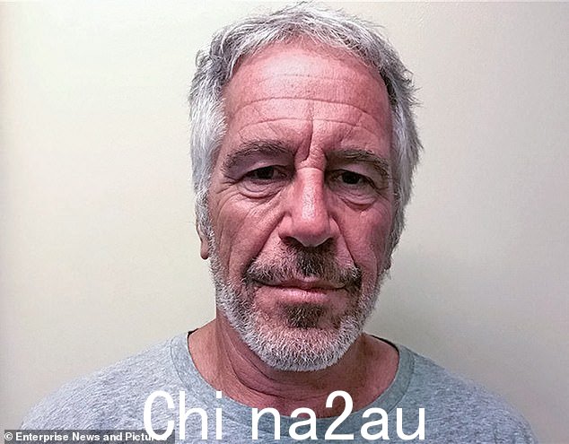 一名原告将库姆斯与恋童癖性贩运者杰弗里·爱泼斯坦进行比较(如图)