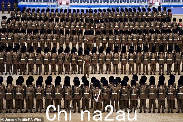 内务师部队参加今天在伦敦举行旅少校检阅