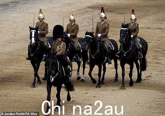 内务师今天参加伦敦旅少校检阅