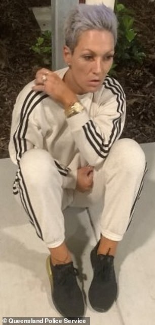 沃利斯被还押候审,她的案件将于 12 月审理