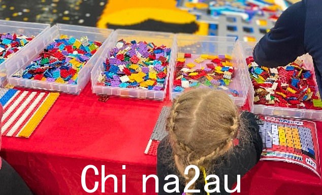 另一张宣传图片展示了一个正在制作马赛克的女孩