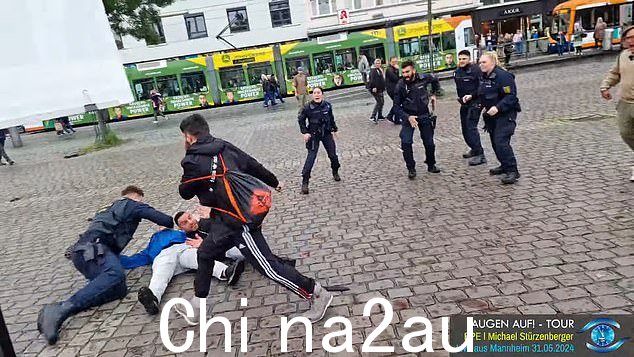 但袭击者挣脱了束缚,并将刀锋转向其他旁观者,包括一名警察