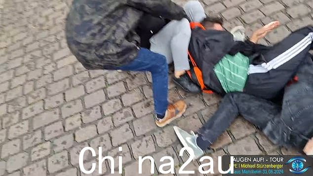 旁观者试图将持刀者拖走。其中一名受害者的大腿受了伤