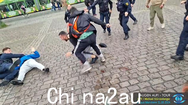 当刀手向另一名受害者开枪时,地板上可以看到血迹