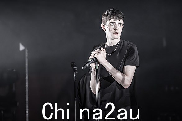 有时,甚至感觉劳埃德似乎故意试图扼杀生命中的狂热激情,而这种激情通常会驱动这个轻率的爱情故事。图为:丹尼尔·奎因-托伊 (Daniel Quinn-Toye) 饰演帕里斯