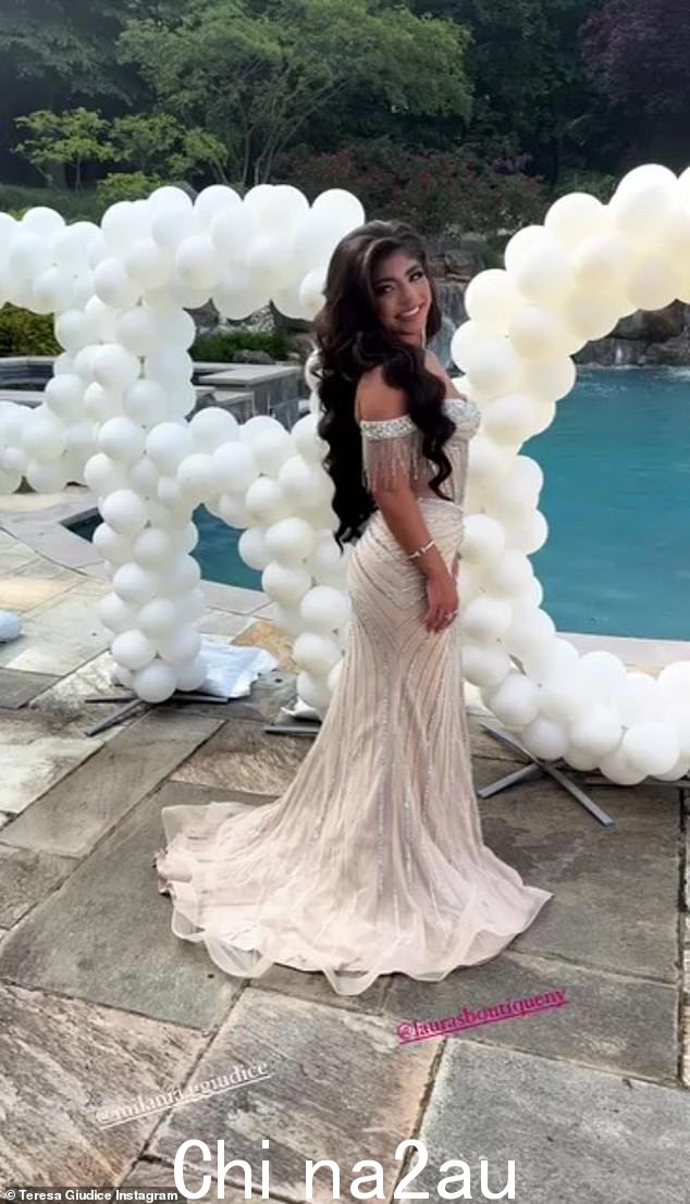 Teresa 在 Instagram 上分享了她的女儿 Milania 周四与约会对象和朋友一起参加舞会前庆祝活动的照片