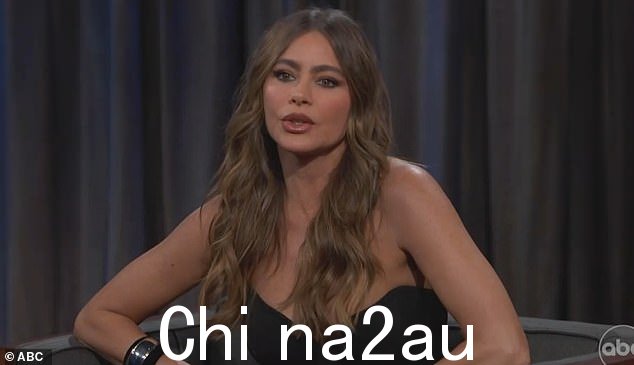 索菲亚·维加拉 (Sofia Vergara) 在最近接受膝盖手术后于周四作为嘉宾出现在吉米·金梅尔现场 (Jimmy Kimmel Live) 上时,穿着网球鞋
