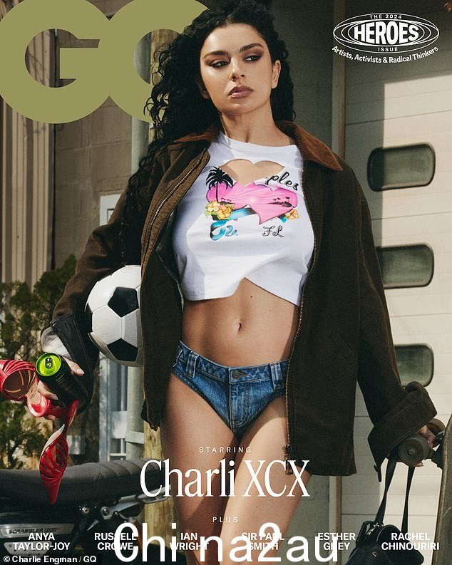 Charli XCX 透露,在她父亲与癌症作斗争期间,她无法探望他,因为工作让她无法外出,她在接受《GQ》杂志采访时反思了自己职业生涯的“疯狂”开始” class=