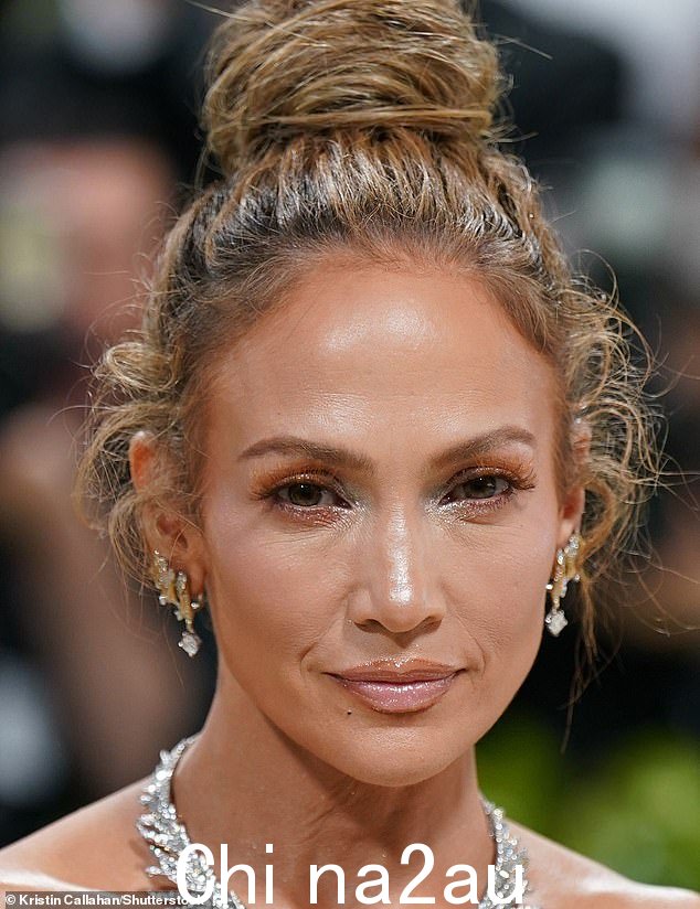 Jennifer Lopez 是另一位在 Met Gala 上选择浅色眼妆的名人