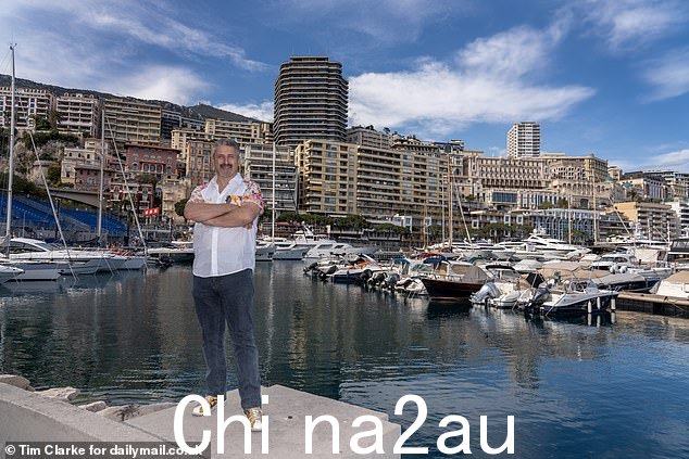 在欣赏港口里价值数百万英镑的游艇时,他不自觉地表演了迪恩·马丁的热门歌曲《That's Amore》,吸引了路过的游客们的好奇目光。 =