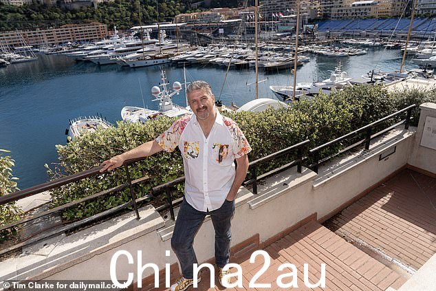 年利润为 7000 万英镑,这一成功使他跻身《星期日泰晤士报》富豪榜,成为英国最成功的商人之一